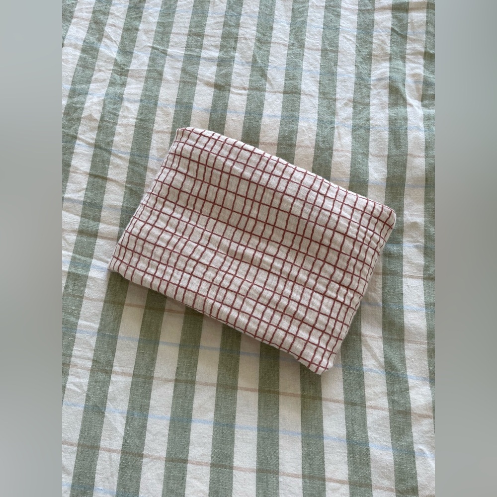 Garbo & Friends Grid Pattern Pillowcase set of 2 - Picture 3 of 4